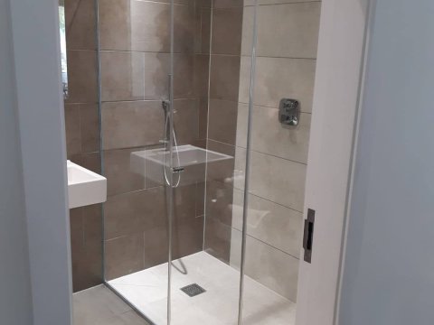clear glass shower screen