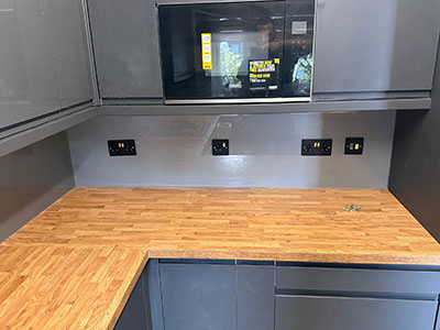 grey kitchen glass splashback