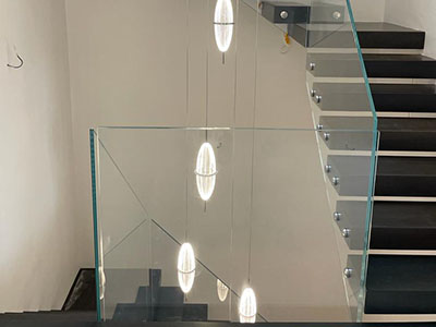 minimalist staircase glass balustrade